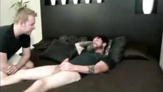 Twink le hace una mamada a una polla grande y recibe una carga de s...