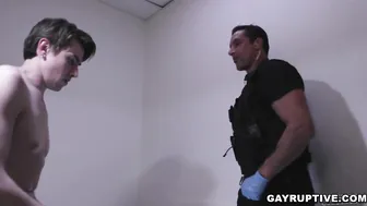 O agente de patrulha de fronteira nick capra faz busca de cavidade ...