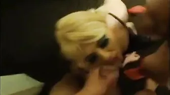 Crossdresser chupa duas pirocas em bukkake amador de três