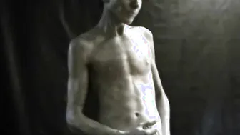 Joven twink anton se masturba la polla dura en solitario hd
