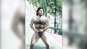 बालों वाला शौकिया सड़क किनारे हस्तमैथुन करता है और झड़ जाता है