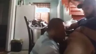 Joven amateur chupa a oso mayor en escena de mamada amateur