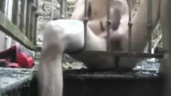 Jovem sem-teto amador se masturba seu pau grande sozinho