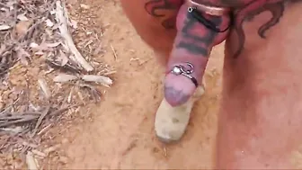 Papi se masturba al aire libre con e-stim en gran polla