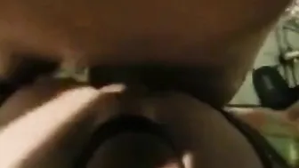 Hombre mayor folla a pelo a joven pareja de travestis amateur en trío