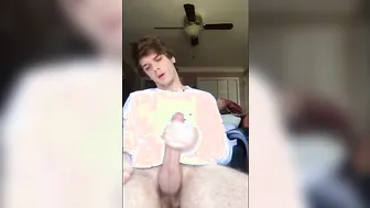 Joven amateur se masturba su gran polla en webcam