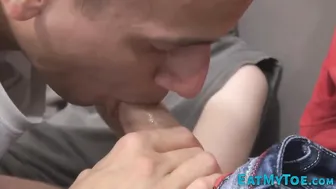 Gays gozam nos pés depois de anal sem camisinha e boquetes