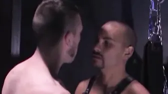 أنتونيو بياجي يfist وينيك بقوة دانيال ديكس المكبّل