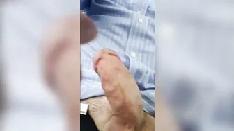 Oso amateur se masturba en el autobús con gran corrida