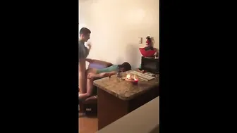 Twink amador leva pica sem camisinha forte em sessão anal caseira