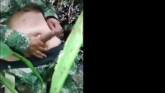युवा सैन्य ट्विंक जंगल में हस्तमैथुन करता है