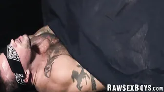 Logan carter enfouit sa grosse bite au fond de sean duran tatoué