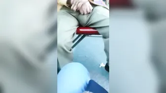 Papá maduro sin calzoncillos masturbando su gran polla al aire libre
