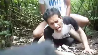 Dos chicos amateur lindos chupan y cogen bareback en el bosque