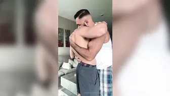 Ein behaarter daddy fickt einen musku...