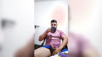 毛茸茸的巴西 daddy 撸着他的大鸡巴射出浓稠精液