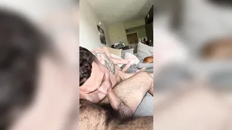 Daddy peludo e musculoso fode sem camisinha um passivo latino sexy
