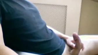 年轻男孩自慰并射出大量精液
