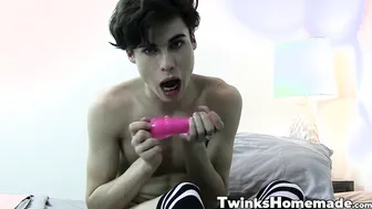 O femboy twink greco rai estica sua bunda com vários consolos