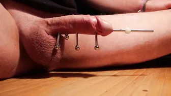 Jeune gay amateur insère une tige métallique dans sa bite et jouit ...