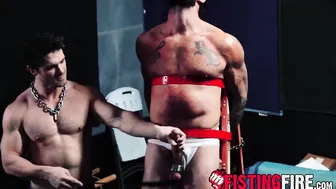 Alpha wolfe provocado y follado en sesión de fetichismo en mazmorra