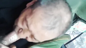 Papá amateur chupa y traga polla dura...