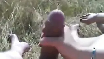 Papá maduro se masturba y se corre en un parque público