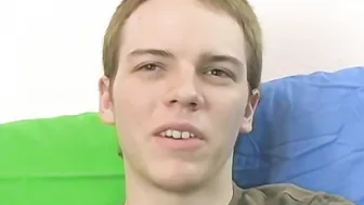 O jovem matt phoenix bate punheta de pau grande depois da entrevista