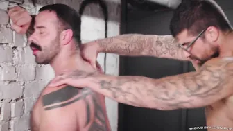 Oso peludo teddy es follado analmente por papá ryan en escena amateur