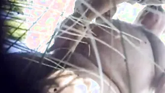 Papai urso se masturba ao ar livre com um estranho assistindo