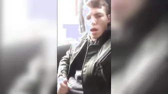 小鲜肉在公交车后座打飞机射精