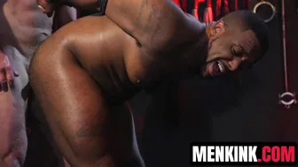Micah martinez s'étouffe sur la grosse bite de dale savage dans une...