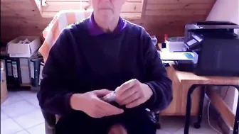أبي كبير السن ي masturbate زبه ويقذف حملاً كثيفاً