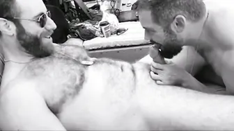 John, el oso musculoso, se la follan en una fiesta salvaje en la pi...