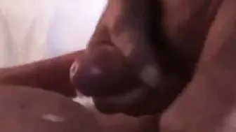 Pai amador e homem mais jovem se divertem com sexo anal hardcore