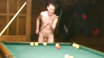 Soldados rusos desnudos juegan al billar y follan