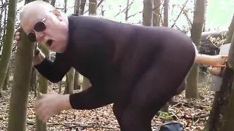 Papá oso amateur juega anal al aire libre con juguetes