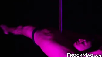 Sexy twink-sportler blaine petrovia führt erotischen pole-dance in ...