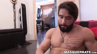El musculoso barbudo zack lemec se masturba la polla en solitario