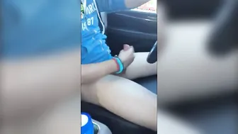 Cara se masturba e goza no carro com amigo