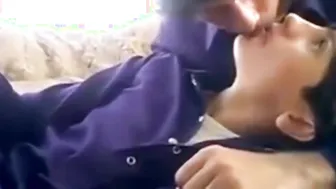 Twinks amateur besándose apasionadamente en sesión de besos intensos