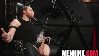肌肉男sebastian keys被束缚，被 fleshlight 机器操