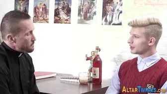 Monaguillo twink usado como juguete y follado a pelo por sacerdote