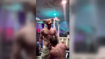 الأبي اللاتيني الرياضي دييغوب ينيك معجب بدون كوندوم في الجيم