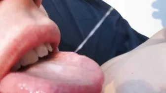 Garoto jovem engole grande carga de esperma espesso e cremoso