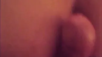 Papá mayor folla duro a un twink travesti sissy en casa