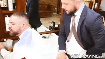 Dan tyser se folla a sir peter en traje de ejecutivo en escena de f...