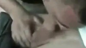 парень дрочит свой член в машине с открытой дверью для уличного минета