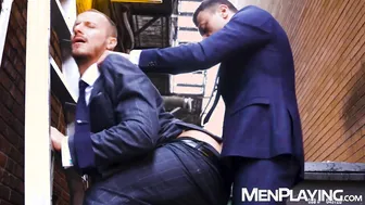 Executivos nate rose e zack mackay fodem bareback ao ar livre de terno
