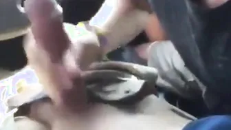 Mamada gay amateur en coche con oral apasionado y clímax